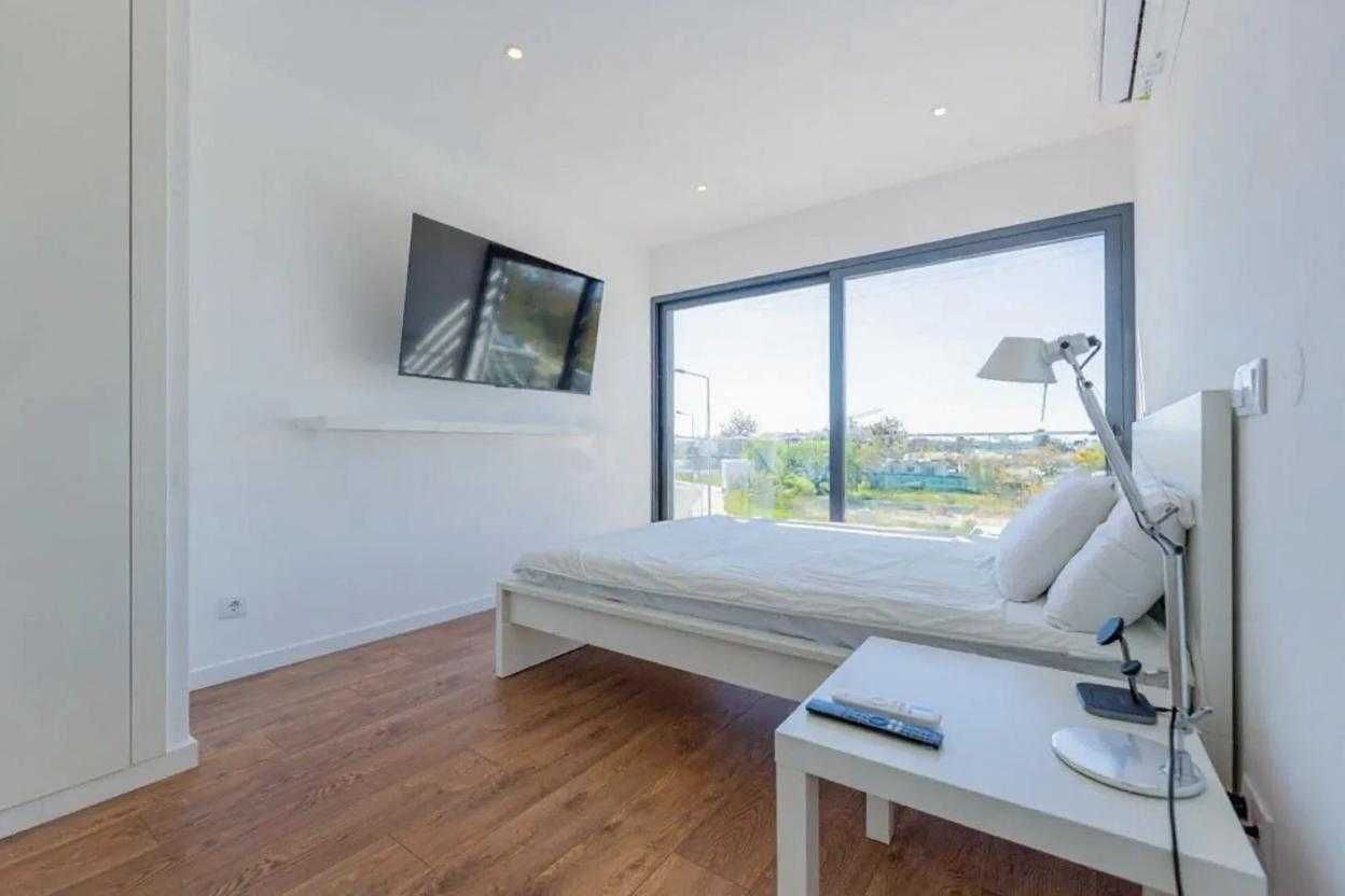 Novo Villa T3 em Olhão - Novo Cozinha, Jardim Privado, AC, Carregador