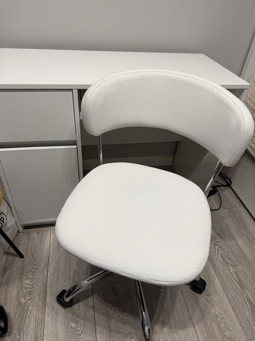 Biurko i krzesło obrotowe