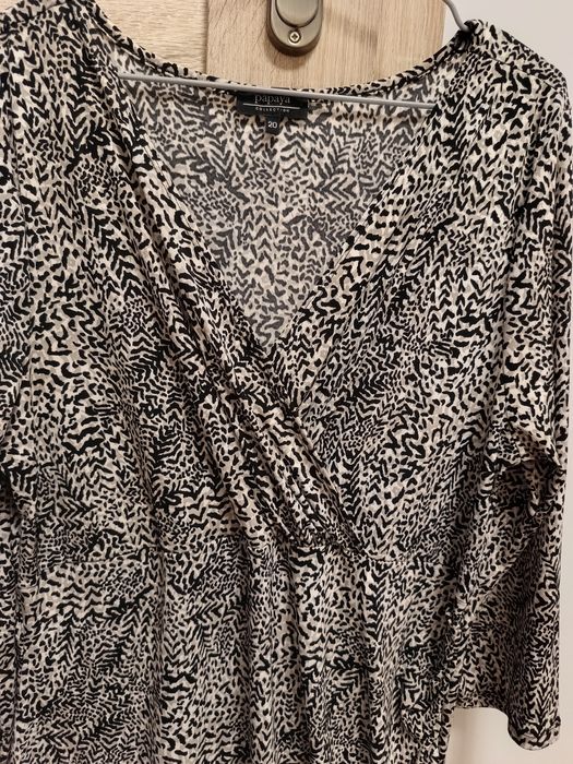 Damska sukienka ozdobny wzór print kopertowy przekładany dekolt Papaya