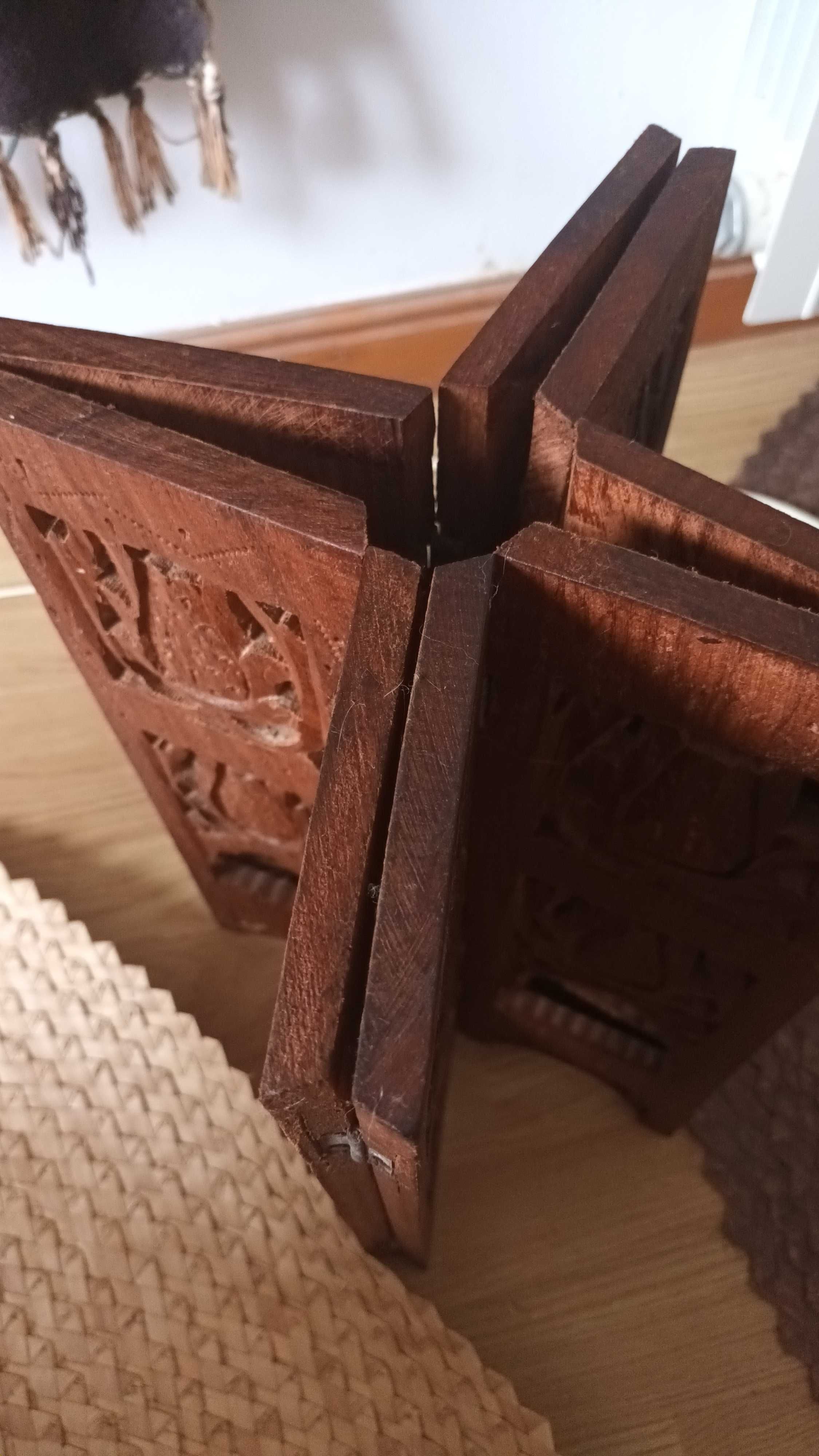 Mesa de apoio/decoração, em madeira maciça toda trabalhada.