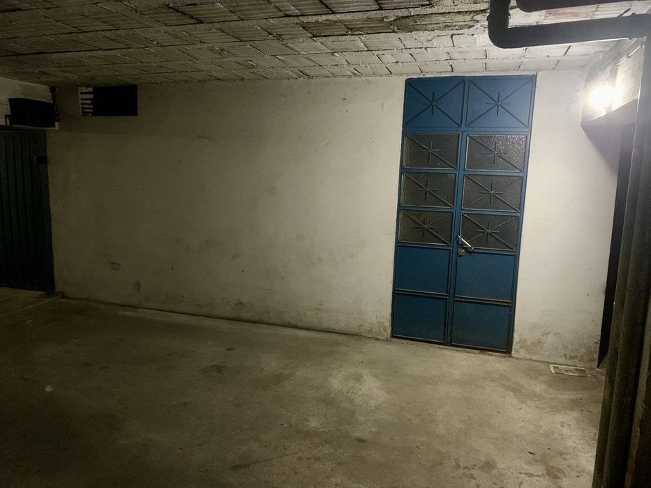 Armazém / 2 lugares garagem perto do centro (Sé)