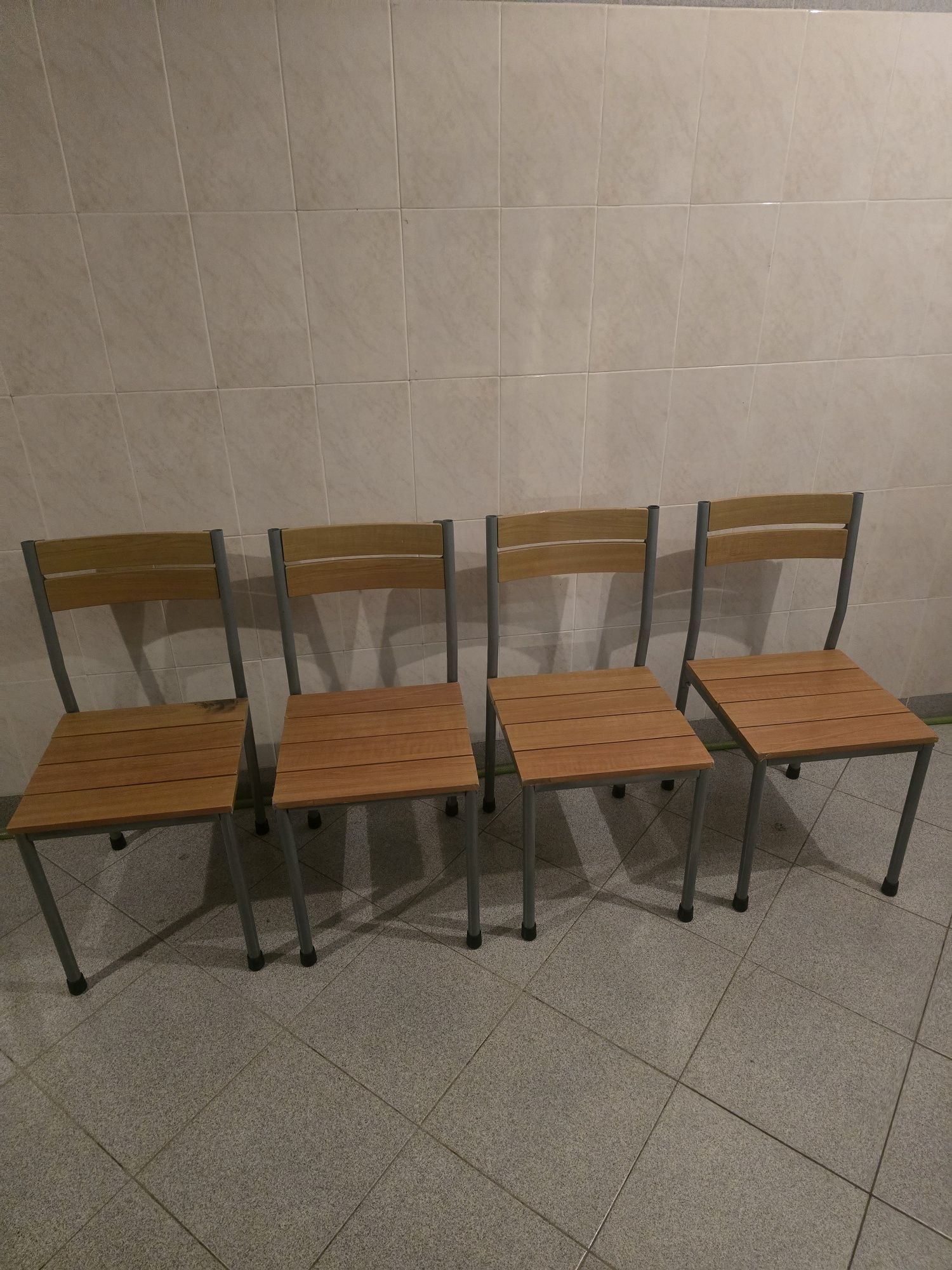 Mesa com quatro cadeiras