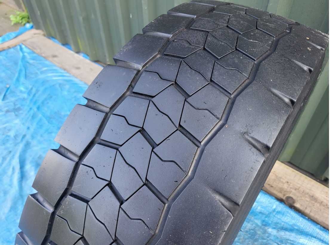 Opona Bridgestone 285/70 - R 19,5 19.5 R Drive 002