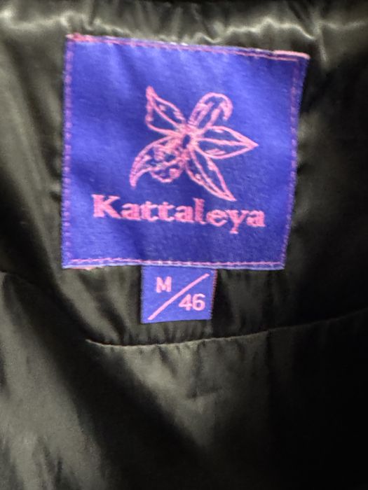 Чорне стьобане пальто-пуховик бренду Kattaleya