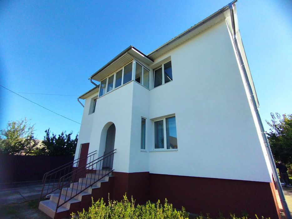 Продам доглянутий будинок з гаражем і ділянкою у  м. Вінниця