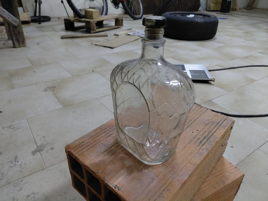 Garrafa antiga de vidro em bom estado