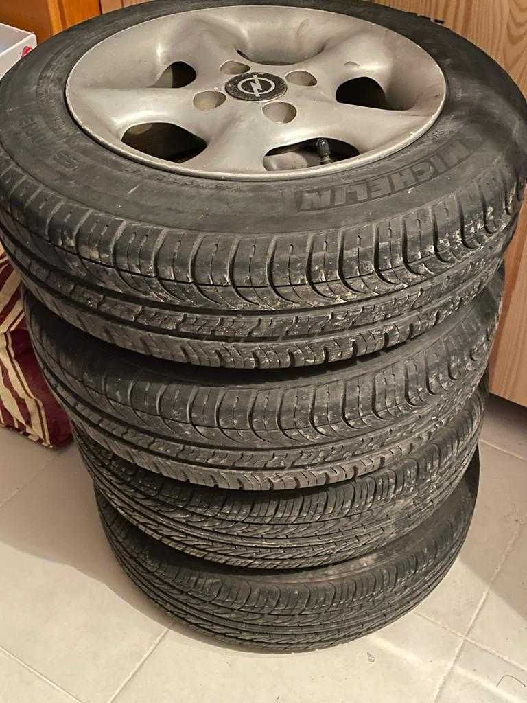4 pneus (+jante) Michelin semi-novos ( 155/70 R13)
