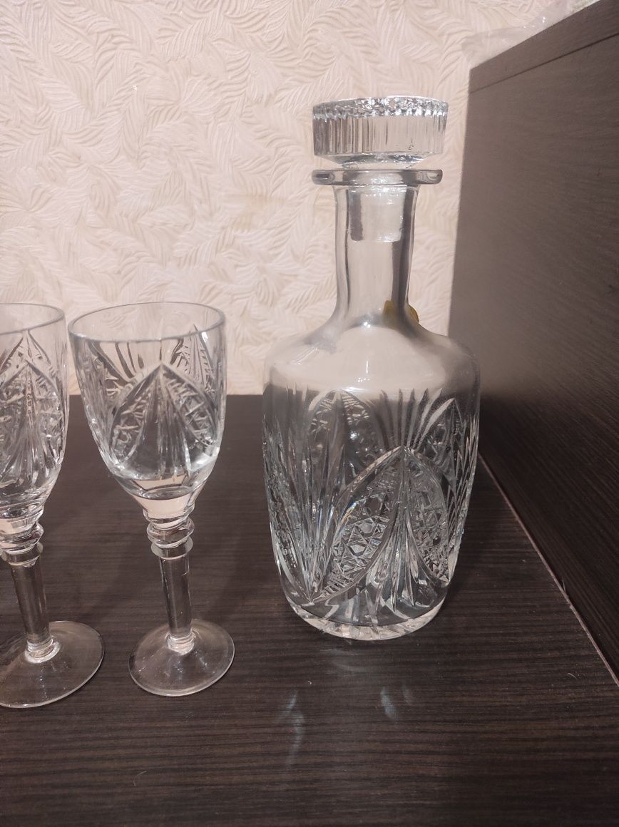 Хрустальный салатник, графин с рюмками. новые