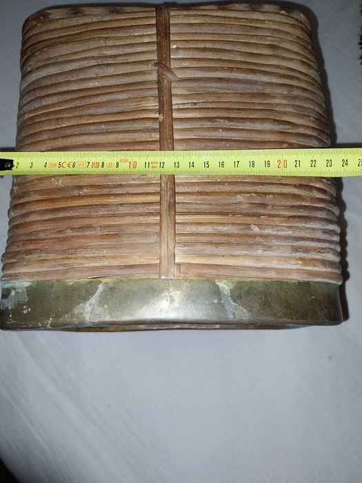 Cesto de verga ( não sei se é bambu fininha) e metal dourado( latão gr