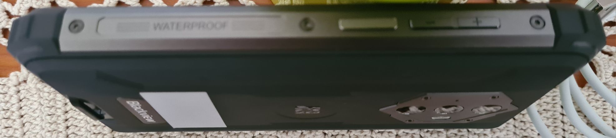 Telemóvel BlackView BV6600 em caixa à prova de água, quedas e choque.