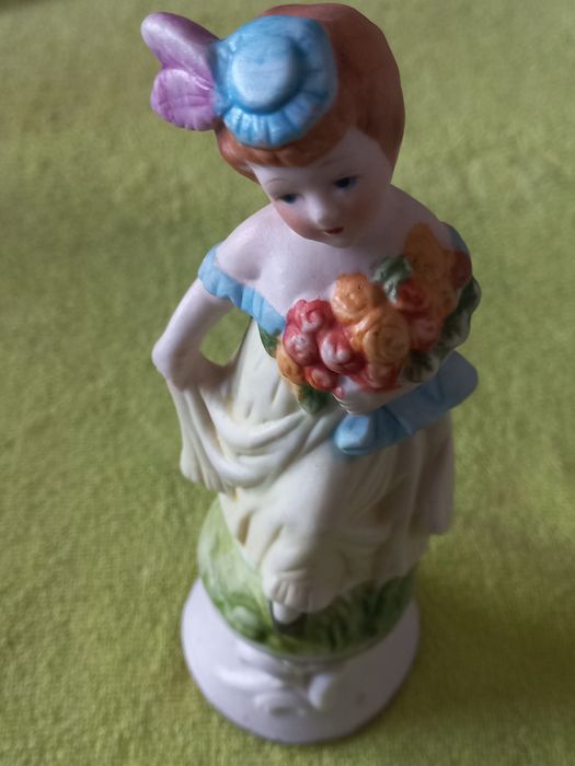Figurka Kobieta, porcelana biskwitowa
