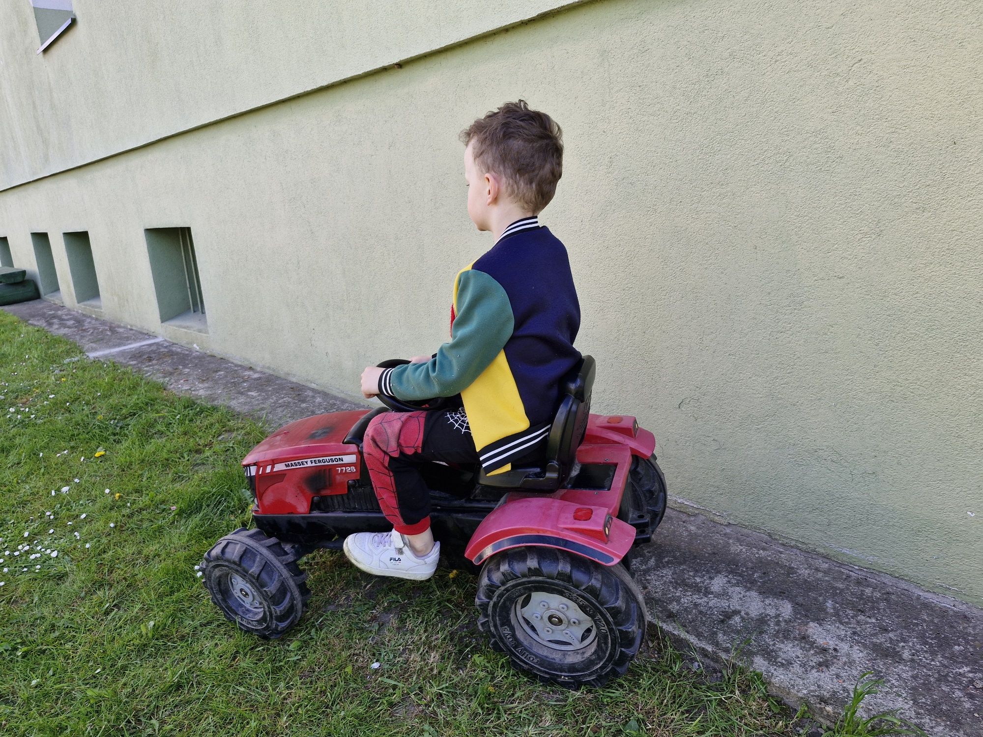 Traktor Ferguson dla dzieci z pedałami, gratis śmieciarka Bruder
