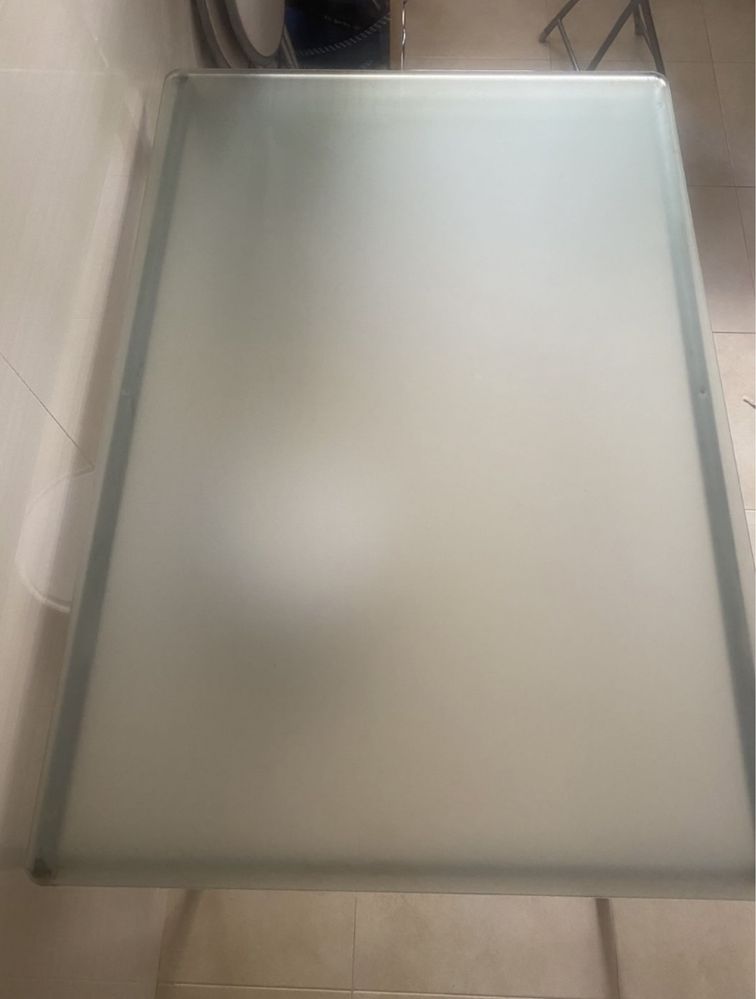 Mesa de cozinha com tampo de vidro fosco