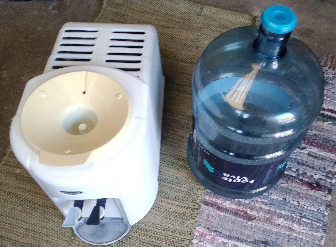 Dispensador para beber água normal ou fria (gelada) + garrafão de 20L