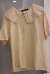 Blusa amarelo forte, com decote em renda