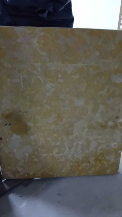 2 Pedras mármore em lioz (64x55 e 64x61).