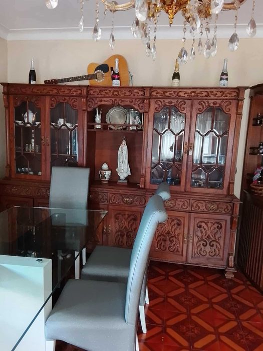 Cristaleira em bom estado geral