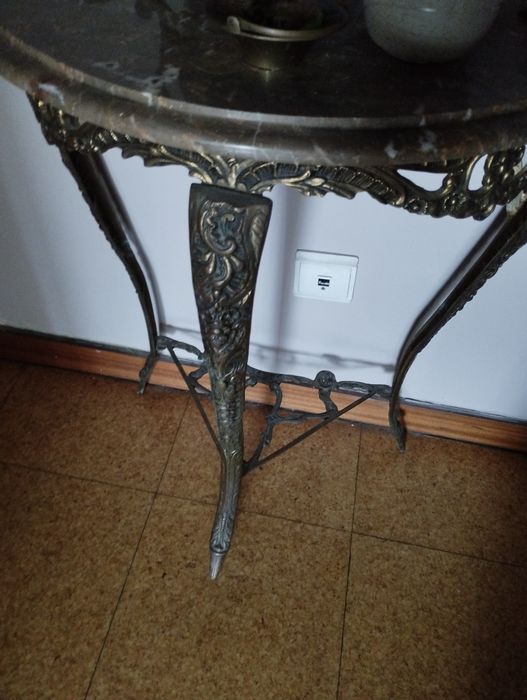 Vendo conjunto aparador espelho e bengaleiro antigos em bom estado