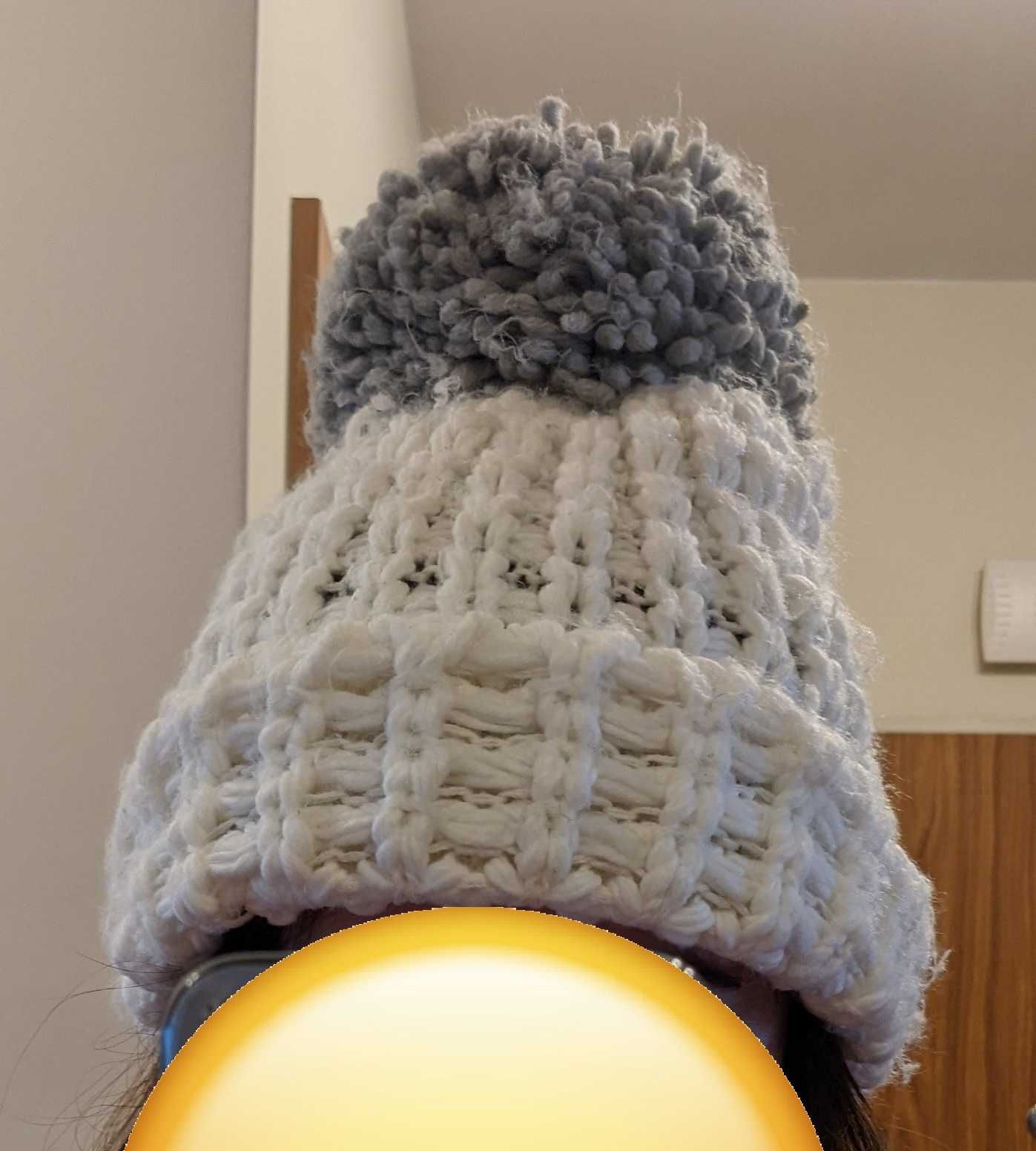 Kremowa czapka zimowa