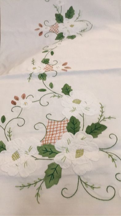 Linda toalha bordada e arte aplicada com 12. Guardanapos