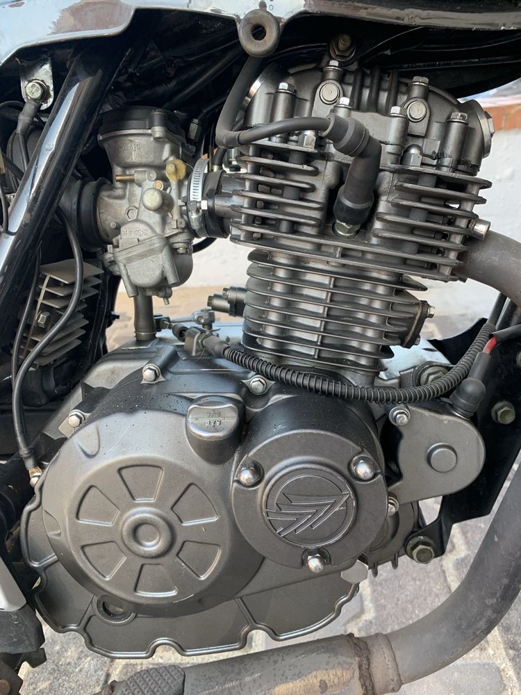 Mota Keeway RKV 125 de garagem