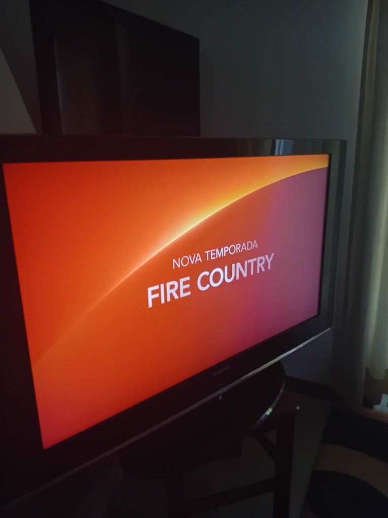 Vendo tv Samsung grande em muito bom estado.