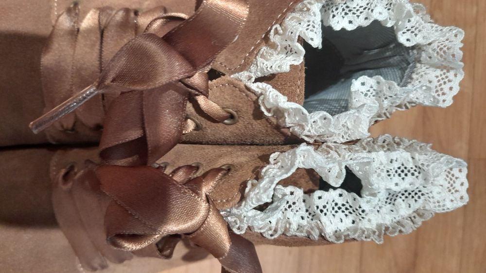 Botins castanhos.