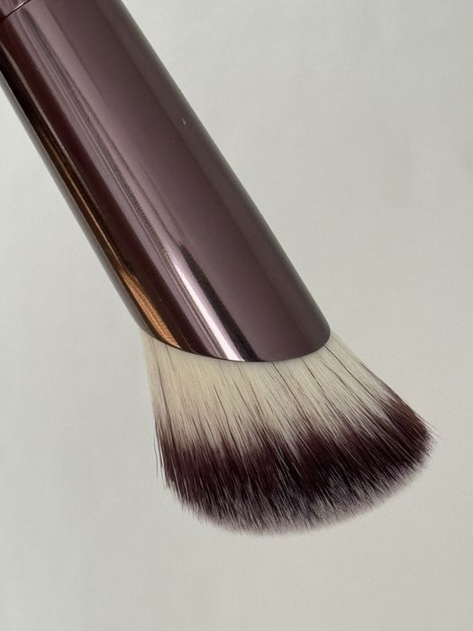 Nowy pędzel do podkładu Hourglass Ambient soft glow foundation brush