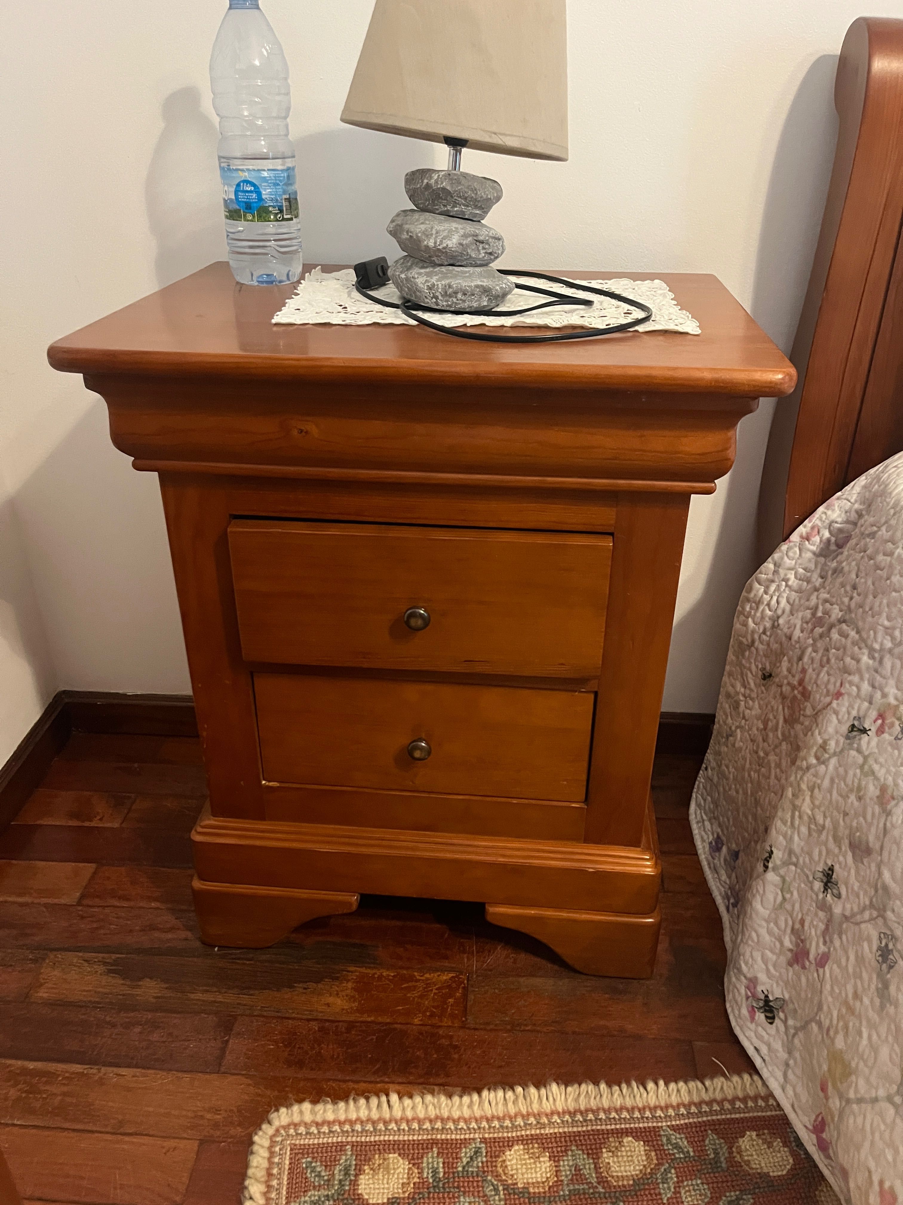 Conjunto de quarto em madeira de cerejeira