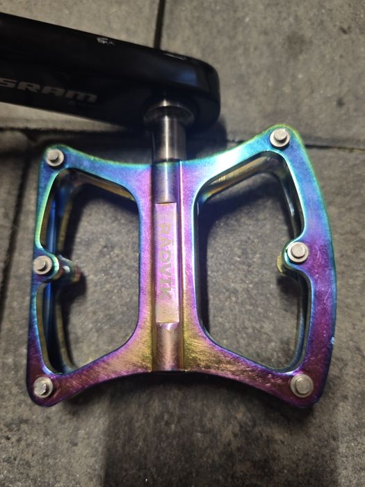 Pedały platformowe Radvik – tęczowa anodowana wersja, stan bardzo dobr