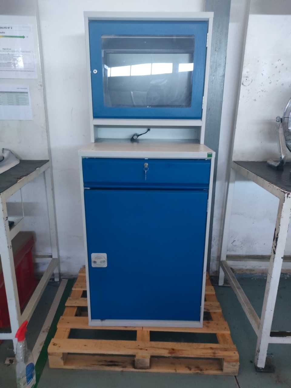 Posto de trabalho para PC metálico com chaves