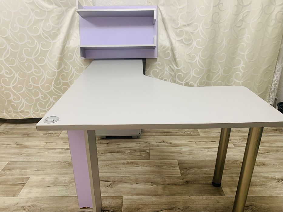 Стіл компʼютерний письмовий