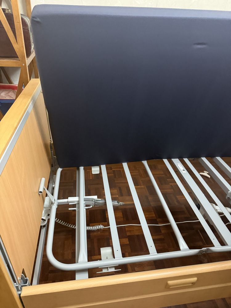 Cama articulada praticamente nova
