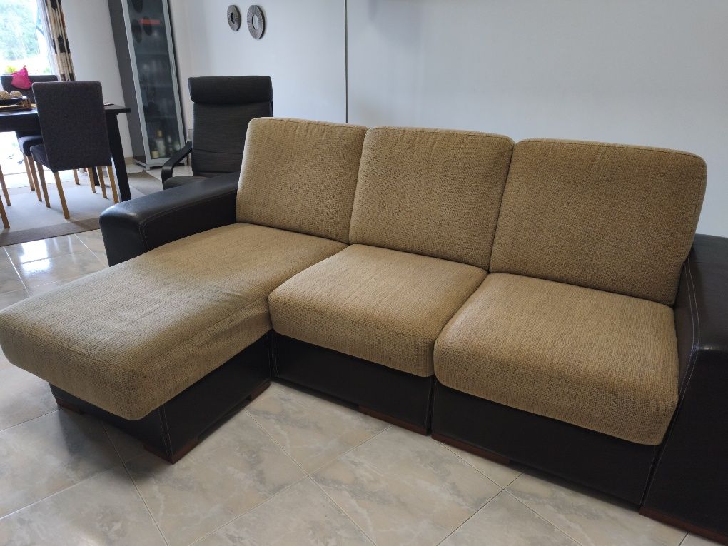 Sofá com chaise longa e 2 puffes