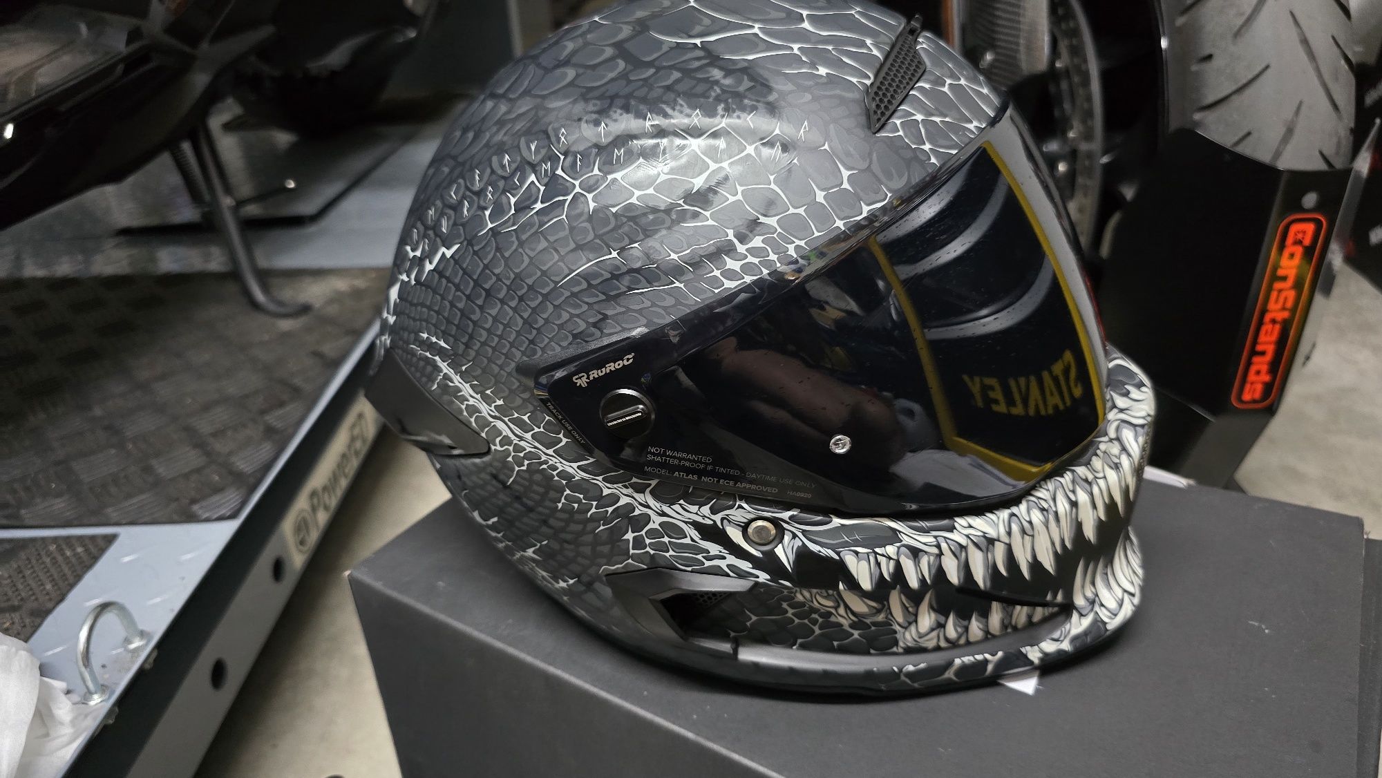 Capacete ruroc atlas com shockwave