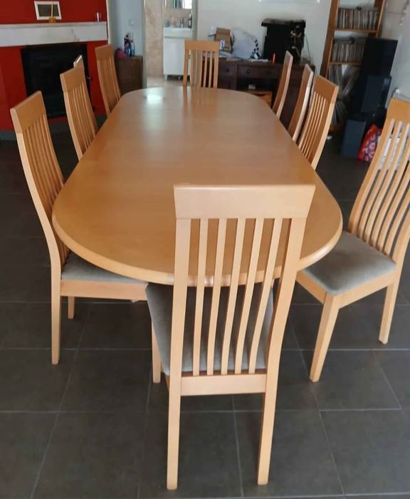 Mesa com 10 cadeiras