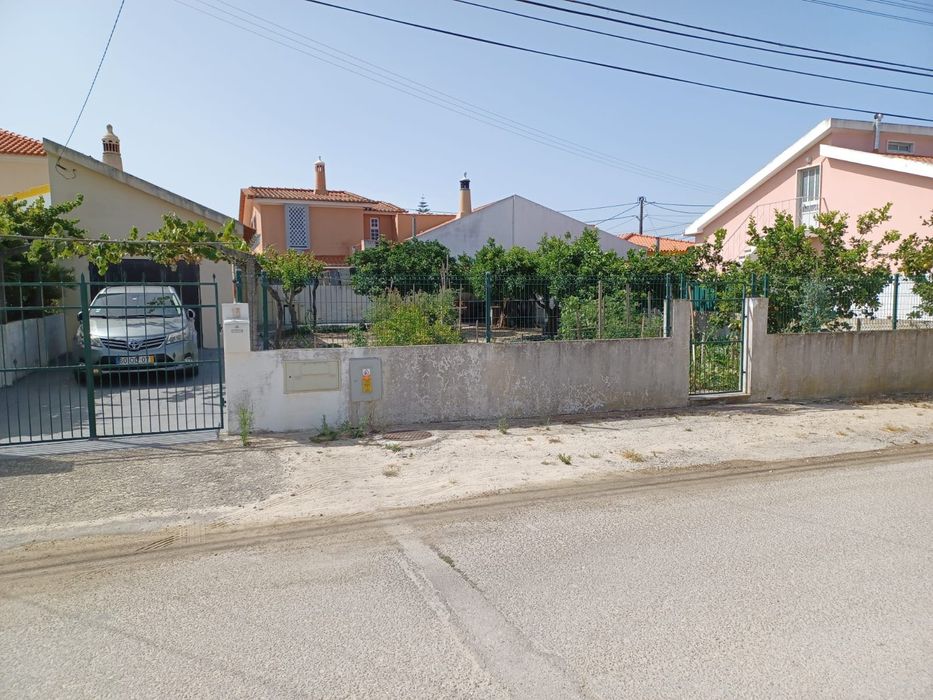 Terreno com anexo em Azeitão