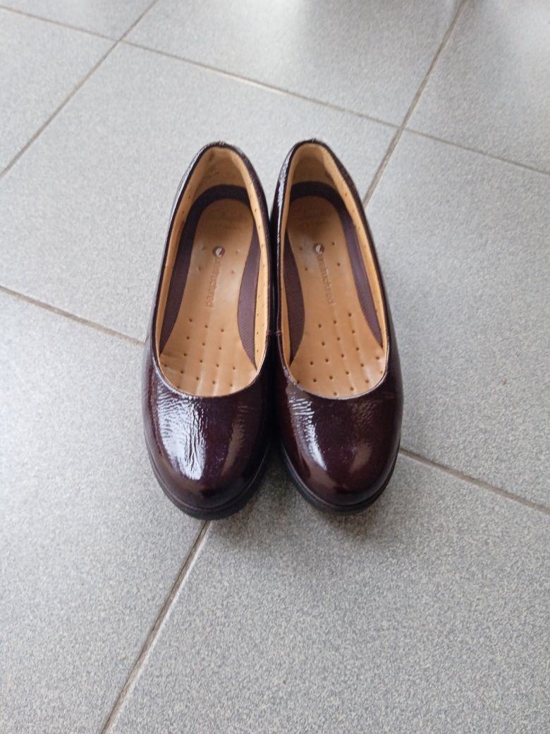 Лаковые кожаные туфли бренда Clarks (37 р.)