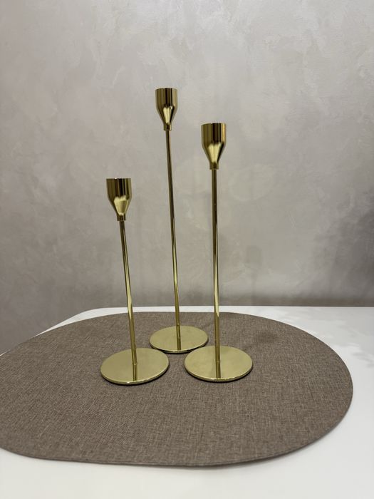 Підсвічники золотого кольору