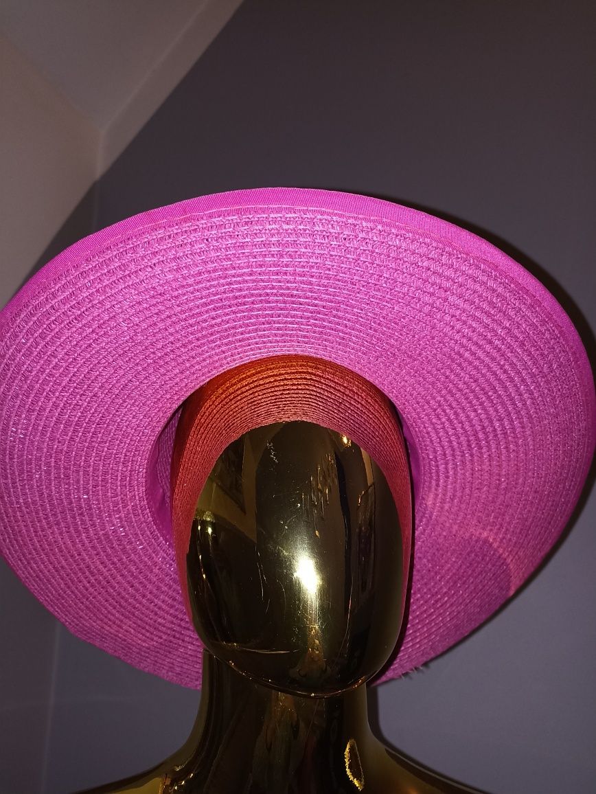 Różowy kapelusz złoty łańcuch i wstążka R.56