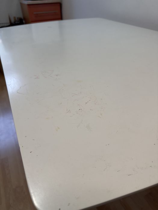 Biały drewniany stół