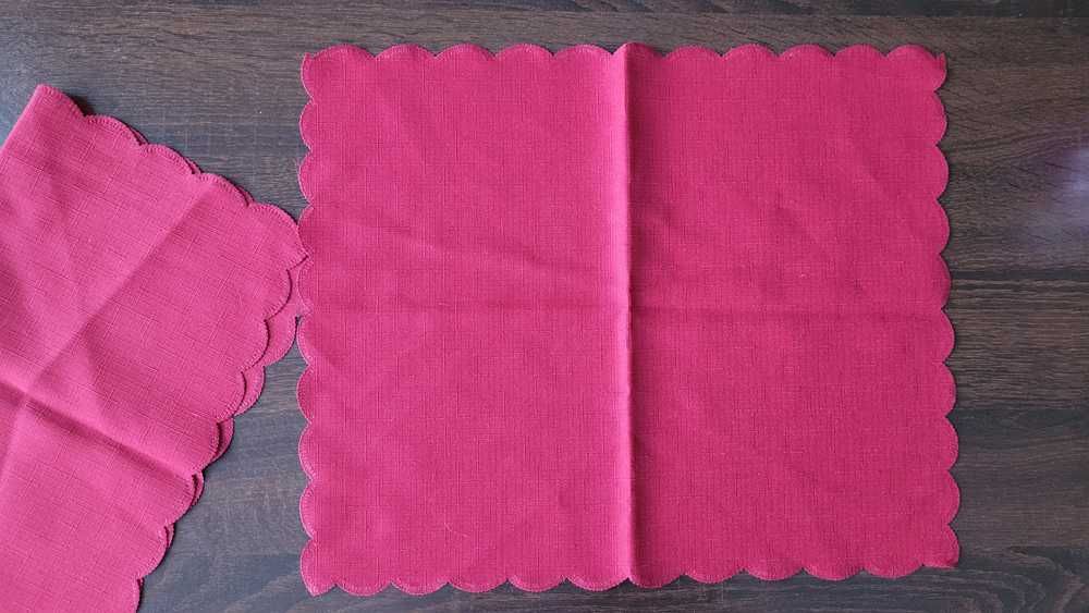 Dwie ciemnoczerwone plamoodporne serwetki