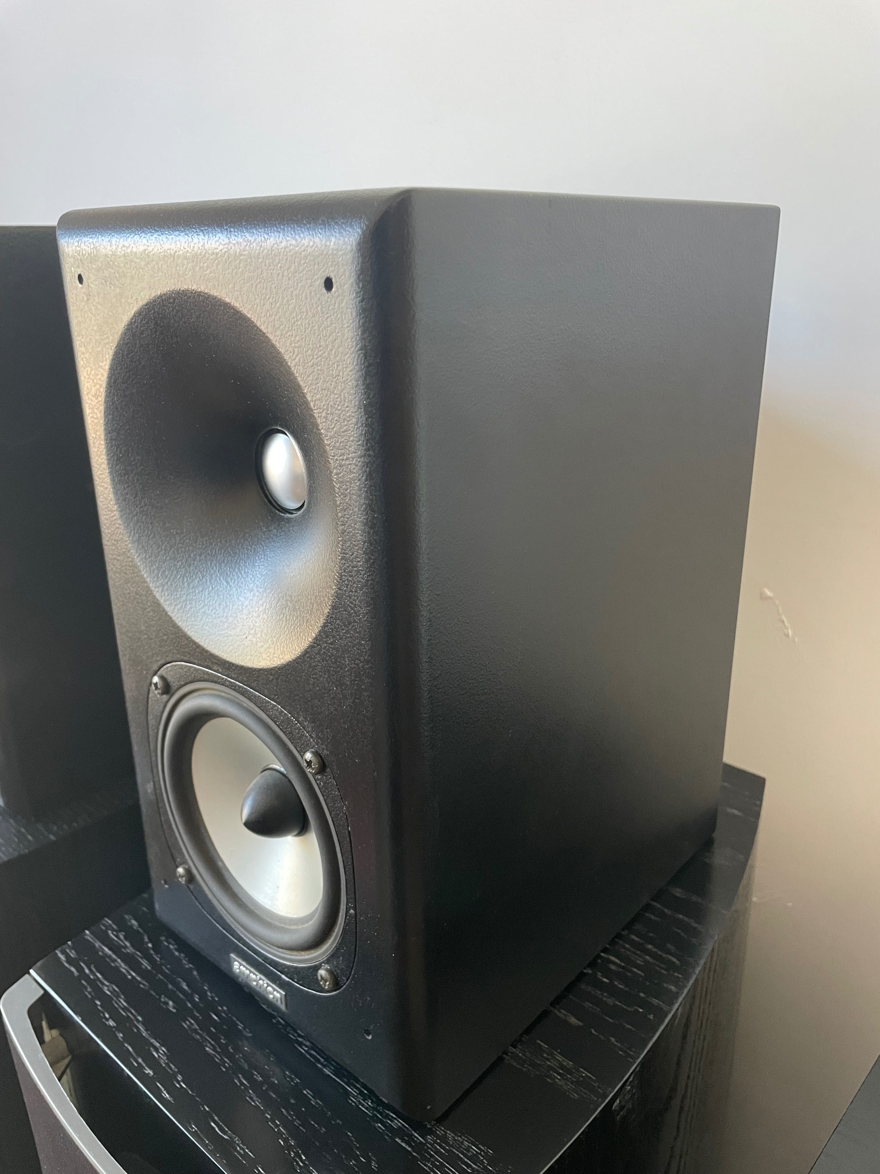 Monitory Amphion Helium