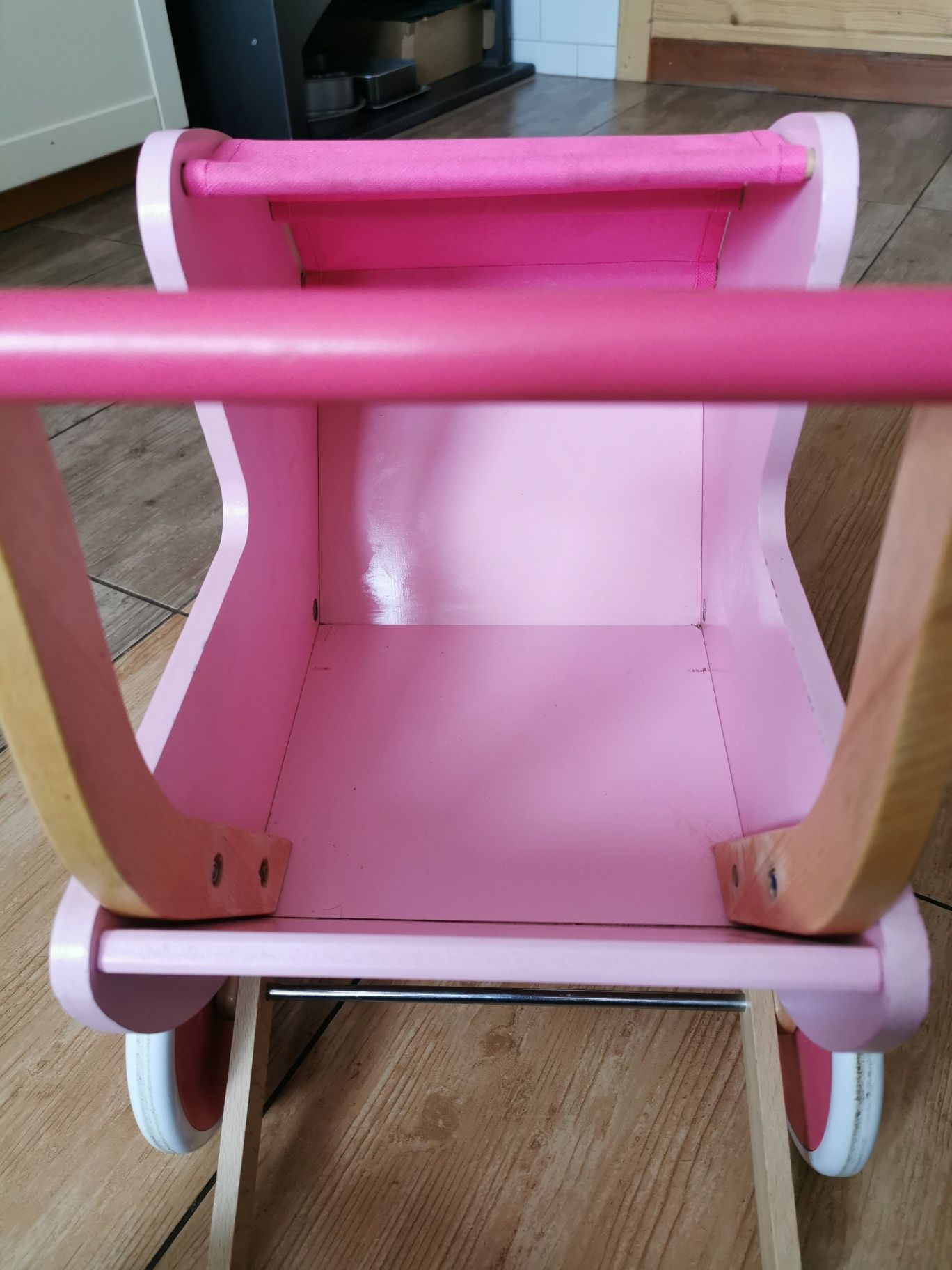 Piękny wózek różowy drewniany dla lalek Mademoiselle Janod wzmocniony