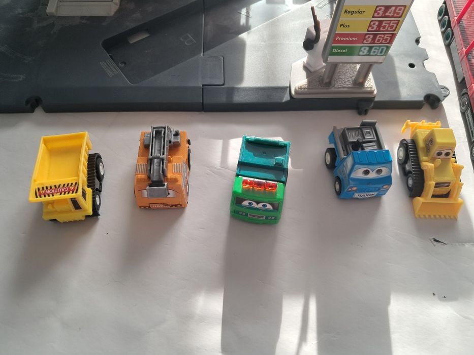 Stacja benzynowa,  autka