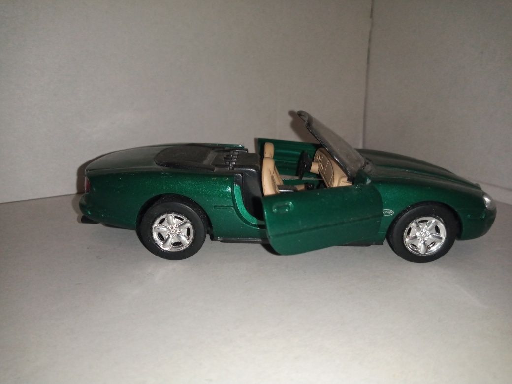 Jaguar XK 8 New ray 1/32 skala z 1999 roku