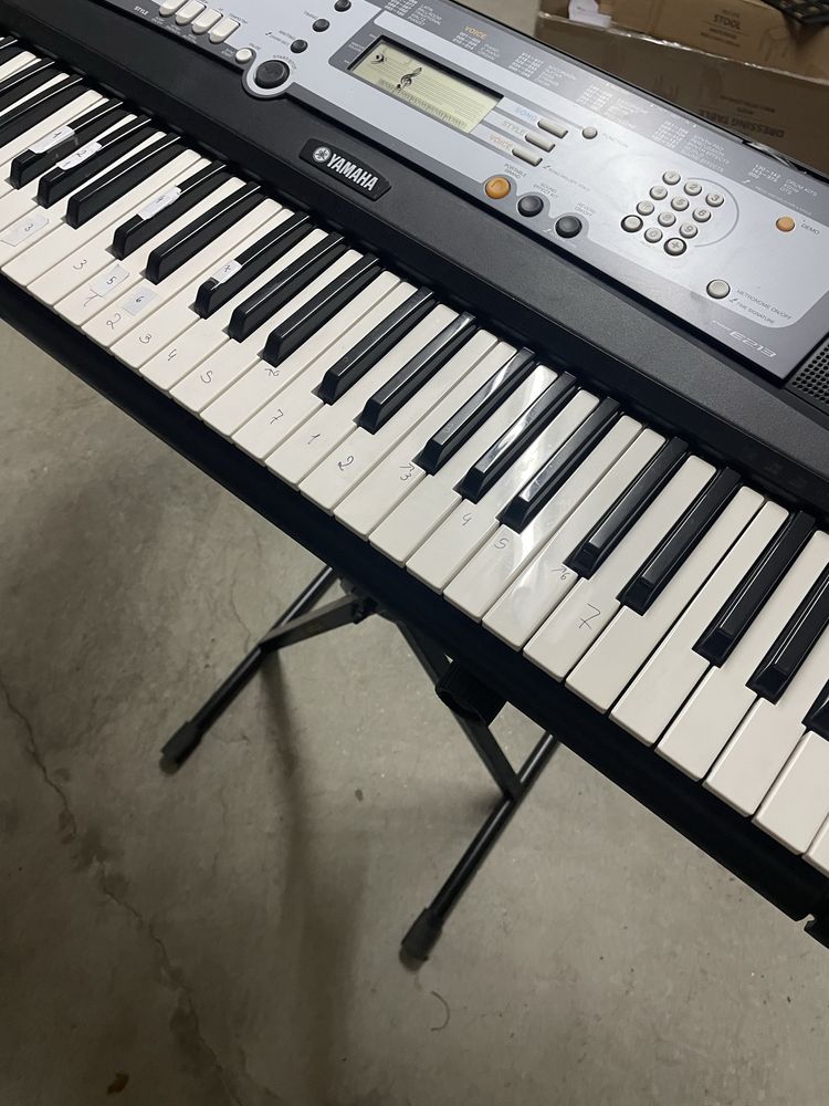 Piano portátil Yamaha E213