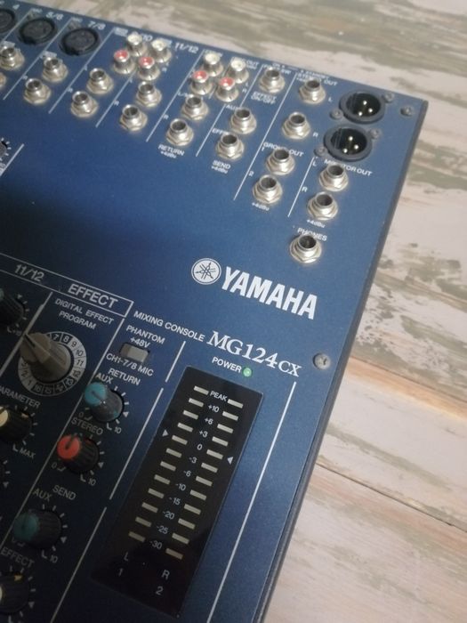 Mesa mistura Yamaha MG124cx