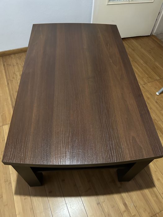 Ława pokojowa w ciemnym brązie.