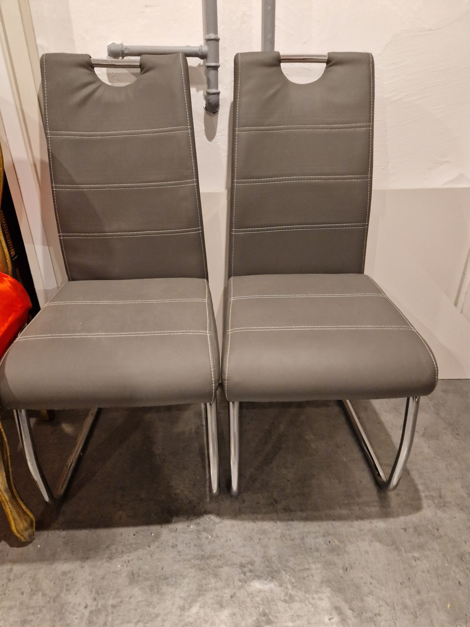 Dwa szare krzesła